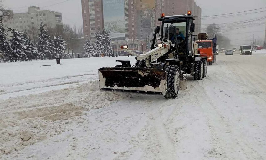 В Воронеже чистят город от снега районные комбинаты благоустройства