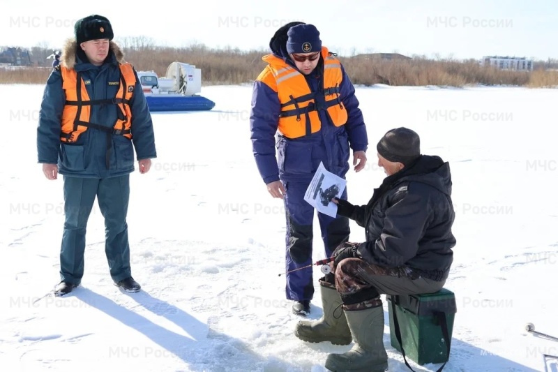 Сотрудники МЧС России напоминают гражданам воздержаться от выхода на весенний лед