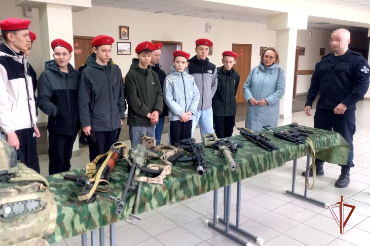 В Удмуртии сотрудники ОМОН провели встречу с учащимися школы, которую окончил их коллега, погибший в районе проведения СВО (видео)