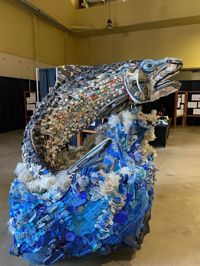16. Скульптура лосося из мусора, найденного на пляже