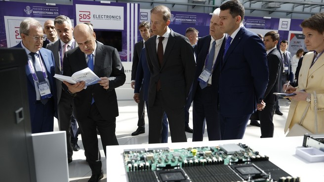 Михаил Мишустин осмотрел выставку Российского форума «Микроэлектроника 2025». С Министром промышленности и торговли Антоном Алихановым, председателем Совета федеральной территории «Сириус» Еленой Шмелевой, Денисом Мантуровым, президентом РАН Геннадием Красниковым, помощником президента Андреем Фурсенко