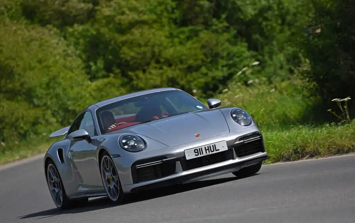 Porsche выпустит первый в истории гибридный суперкар 911 летом 2024 года