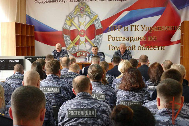 Личный состав подразделений лицензионно-разрешительной работы и государственного контроля Росгвардии чествовали в Томске