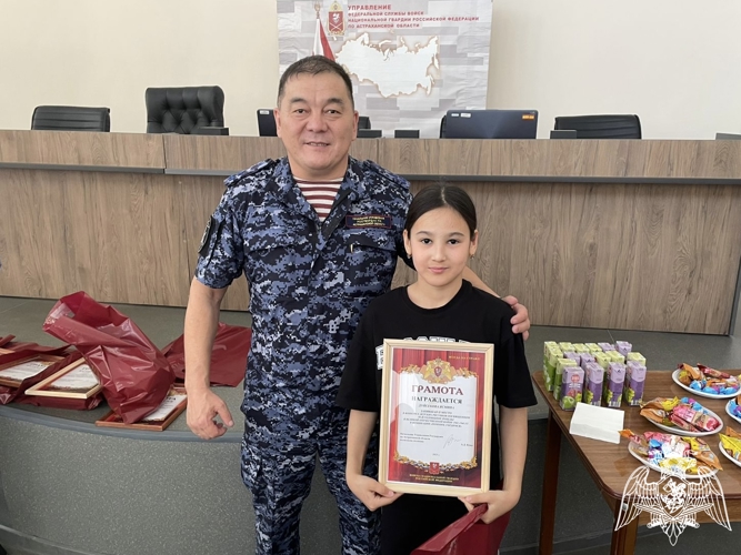 Росгвардия наградила победителей конкурса детского рисунка в Астрахани