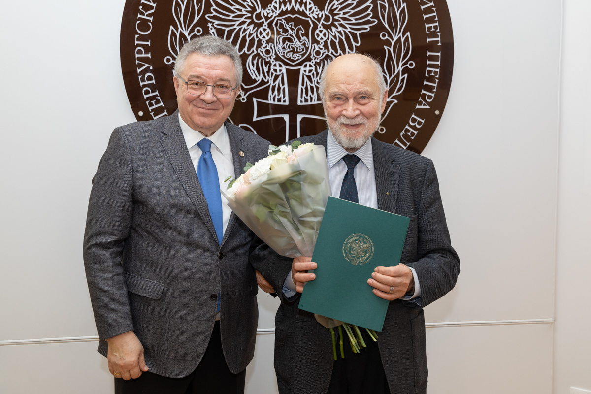 Награждение советника при ректорате, профессора Высшей школы фундаментальных физических исследований ФизМеха Вадима Кораблёва 