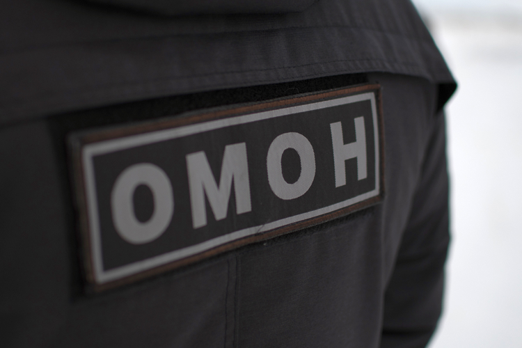 При силовой поддержке ОМОН Росгвардии полицейские Казани выявили нарушителей миграционного законодательства