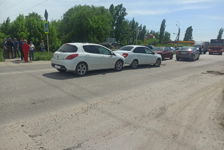 В Ельце в ДТП с Рено, Ниссаном и Пежо пострадал водитель Гранты