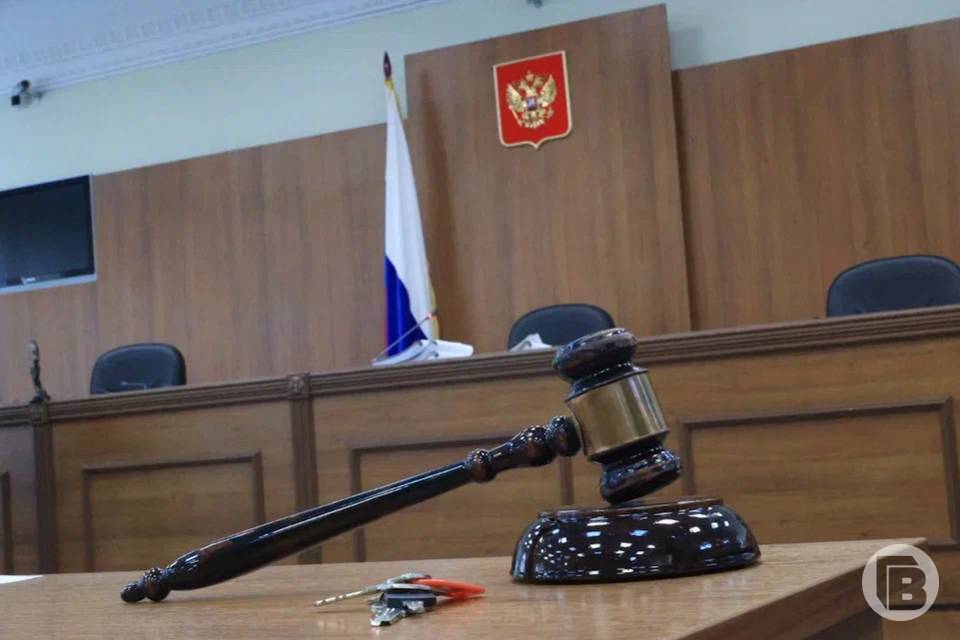 Волгоградка отсудила деньги за упавшую на машину песочницу