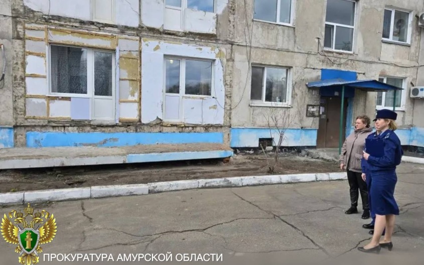 В амурском поселке обрушились четыре балкона жилого дома, начата проверка