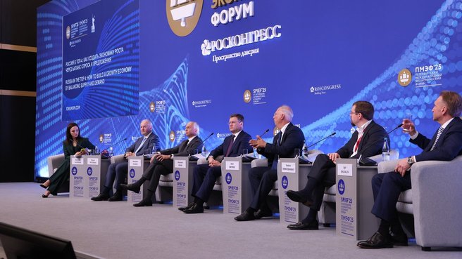 Александр Новак на площадке Петербургского международного экономического форума принял участие в сессии «Россия в топ-4: как создать экономику роста через баланс спроса и предложения»