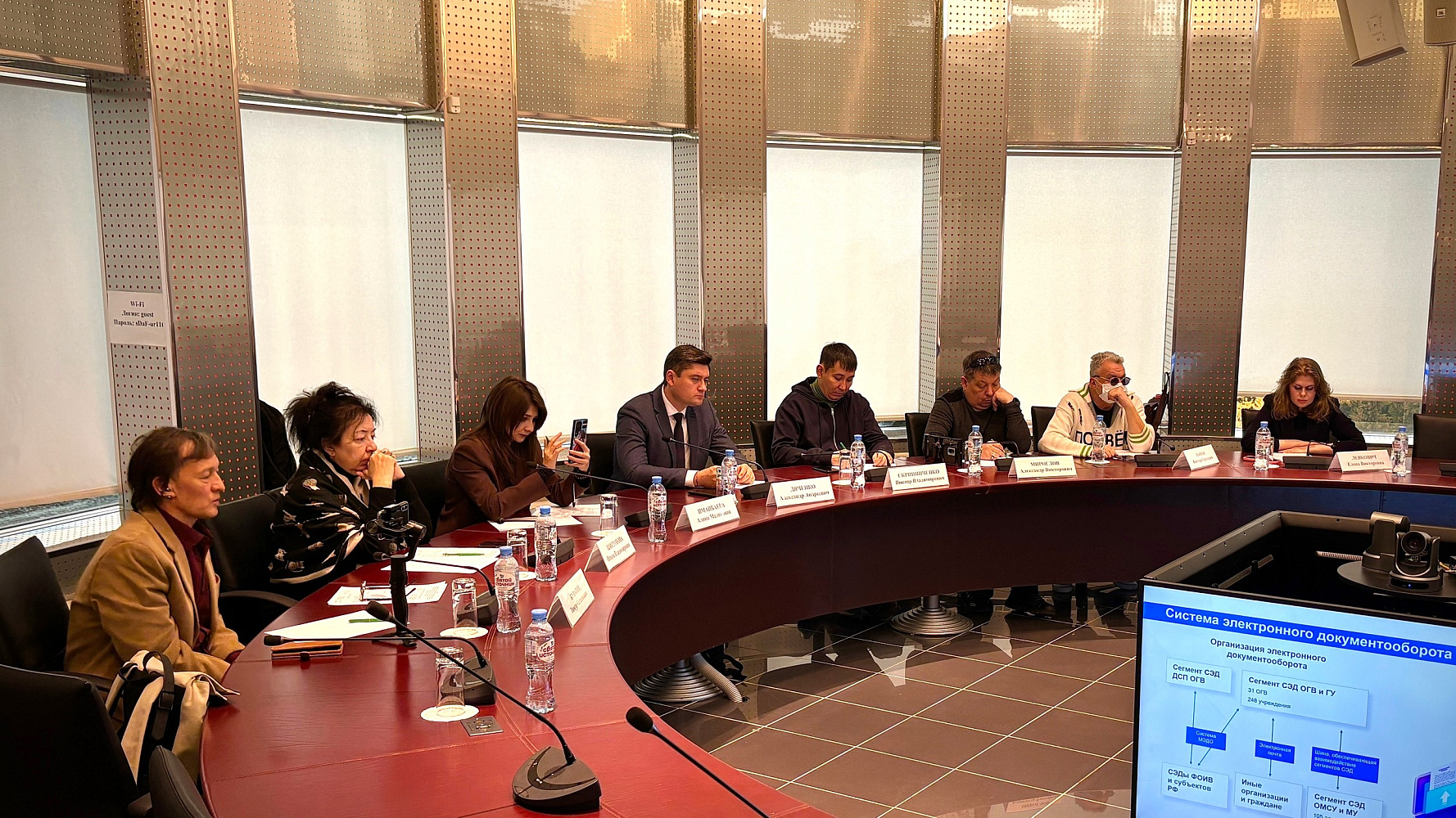 Югорские цифровые проекты представили делегации из Казахстана