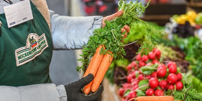 Участница ярмарки на Азовской улице регулярно направляет продукты в зону СВО