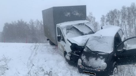 В Камешкирском районе столкнулись 2 машины, погибла женщина