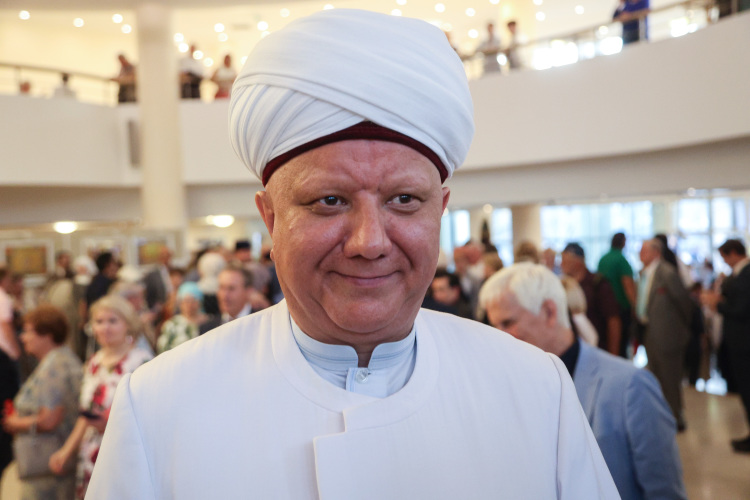 «Есть и глубоко верующие люди, которые свою искреннюю веру не выставляют напоказ и ведут себя скромно и спокойно»