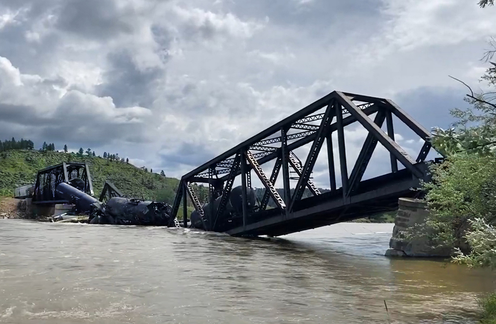 Мост рухнул в американском штате мэриленд. Железнодорожный мост через Ингури. Река Губерля Железнодорожный мост на реке. Железнодорожный мост через реку Тохмайоки. Железнодорожный мост Каринторф.