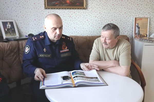 Начальник УФСИН России по Мурманской области поздравил с наступающим Днем Победы ветерана УИС, имеющего статус «дети войны»