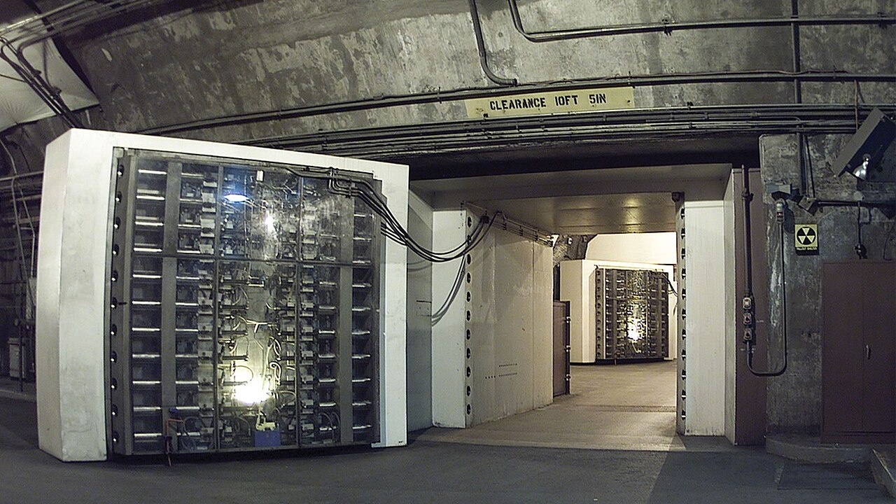 Вход в бункер в Шайенн-Маунтин снабжён массивной дверью-гермозатвором весом в 25 тонн и толщиной один метр, устойчивой к воздействию ударной волны.