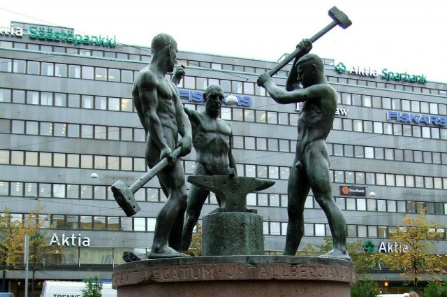 Три кузнеца - голые, но с молотами, вновь становятся символом финских рабочих?