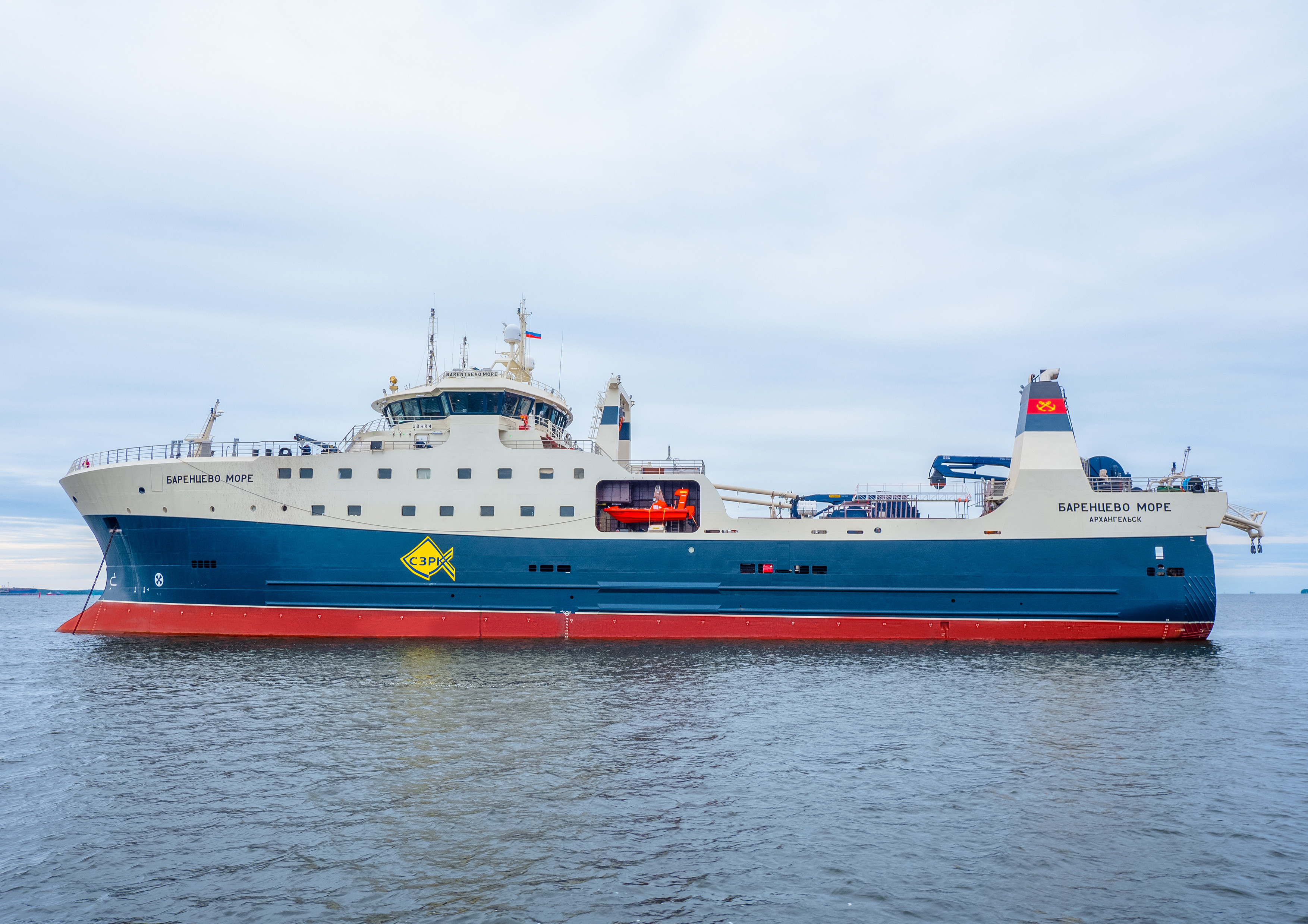 Новое российское море. Траулер Баренцево море. Морозильный траулер-процессор «Капитан Соколов». Траулер Баренцево море Архангельский траловый флот. Крупнотоннажный траулер «Баренцево море».