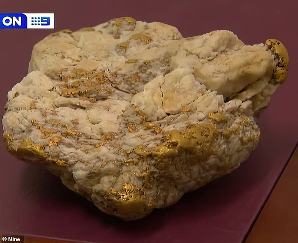 Австралиец нашел огромный золотой самородок