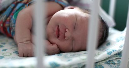 Дилемма бэби-бума: в Кыргызстане обсуждают выплаты для новорожденных
