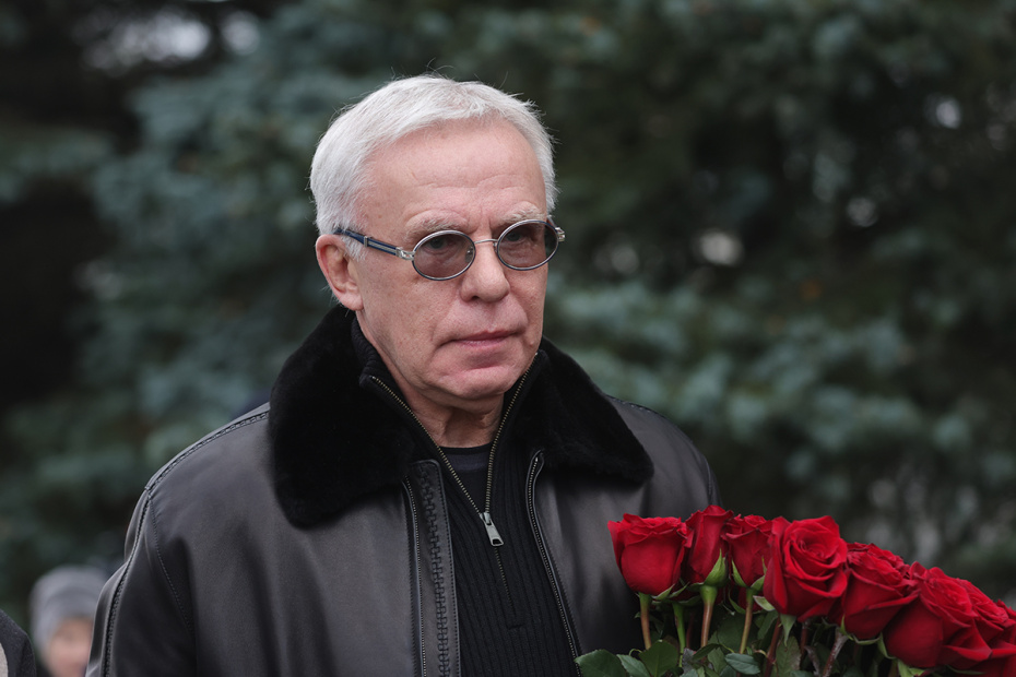 Вячеслав Фетисов на церемонии рощания с телеведущим Юрием Николаевым на Троекуровском кладбище в Москве