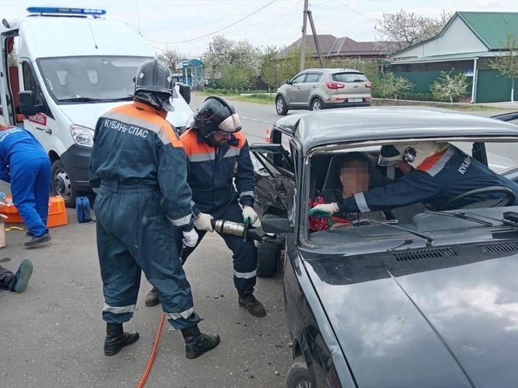 В Кореновске спасатели помогли женщине, попавшей в аварию
