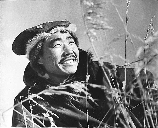 Энергичный потомственный тундровик Семён Рынватау сумел создать настоящий боевой коллектив. На протяжении многих лет эта бригада шла в числе лидеров соцсоревнования тундровиков.