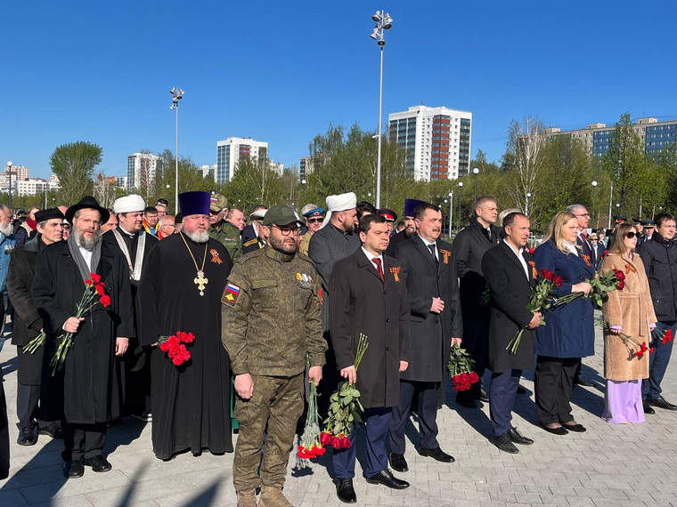 Почтить память павших в годы войны пришли политики, общественники, представители конфессий и ветераны СВО