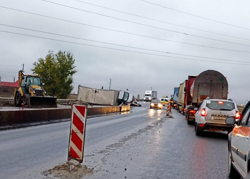 Под сызранью. Трасса м5 Сызрань. Дорожно-транспортное происшествие. Маленькая Сызрань грузовик перевернулся.