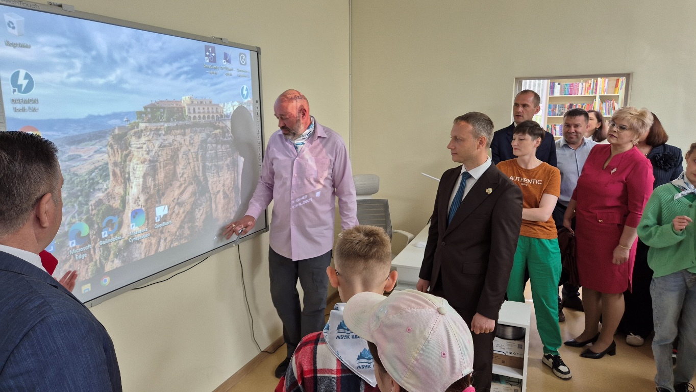 Глава города Евгений Беляев назвал настоящим подарком к предстоящему празднованию 285-летия Петропавловска-Камчатского открытие нового пространства Центральной детской библиотеки 