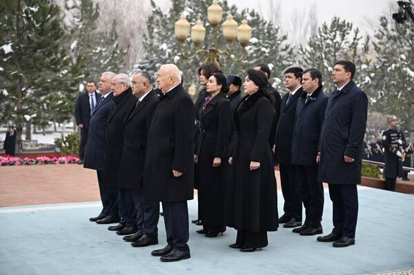 Шавкат Мирзиёев возложил цветы к подножию памятника Исламу Каримову в Ташкенте - Sputnik Узбекистан