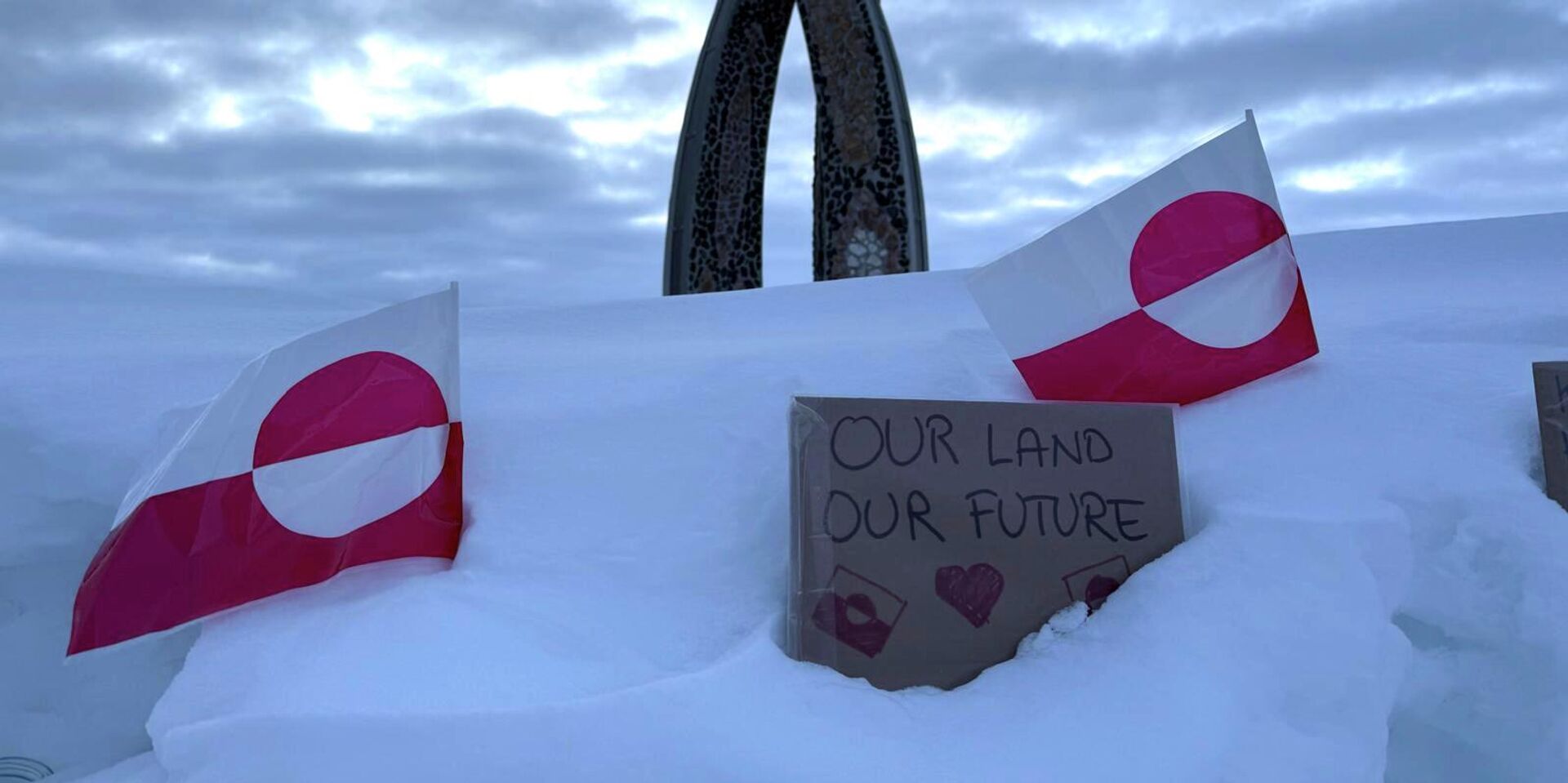 Флаги Гренландии и табличка с надписью Наша земля - наше будущее во время визита вице-президента США Джей Ди Вэнса в Нуук - ИноСМИ, 1920, 23.01.2026