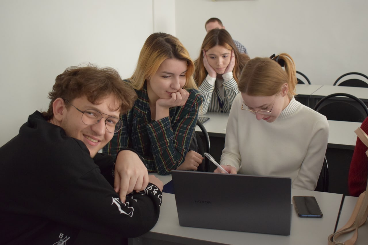 Курсы люди. Курсы общество. Школьники разрабатывают цифровые проекты фото. Worldskills 2022 астана. Курсы общество.