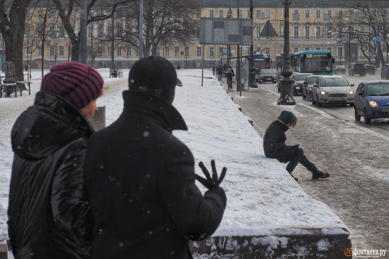 4 см снега. ветер в питере. холодный питер. питер весной. фотографии питера на 4 декабре 2021 года.