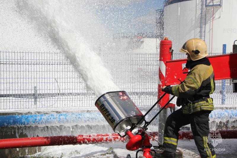 Новосибирские огнеборцы отработали навыки тушения резервуаров с топливом