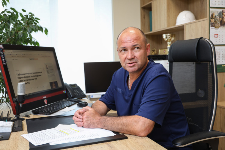 В среде травматологов Владимир Беляков — один из ведущих специалистов, который активно практикует, несмотря на административную должность