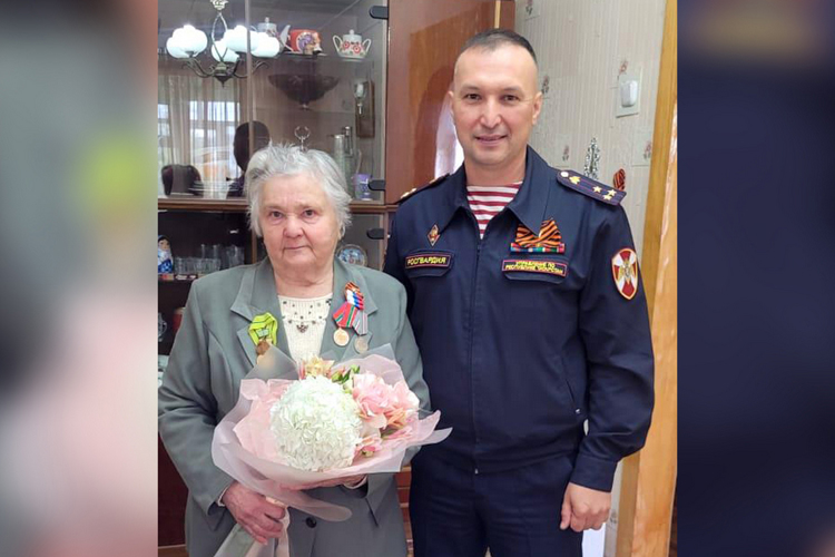 Представители территориального Управления Росгвардии поздравили ветеранов ВОВ с наступающим Днём Победы в Казани