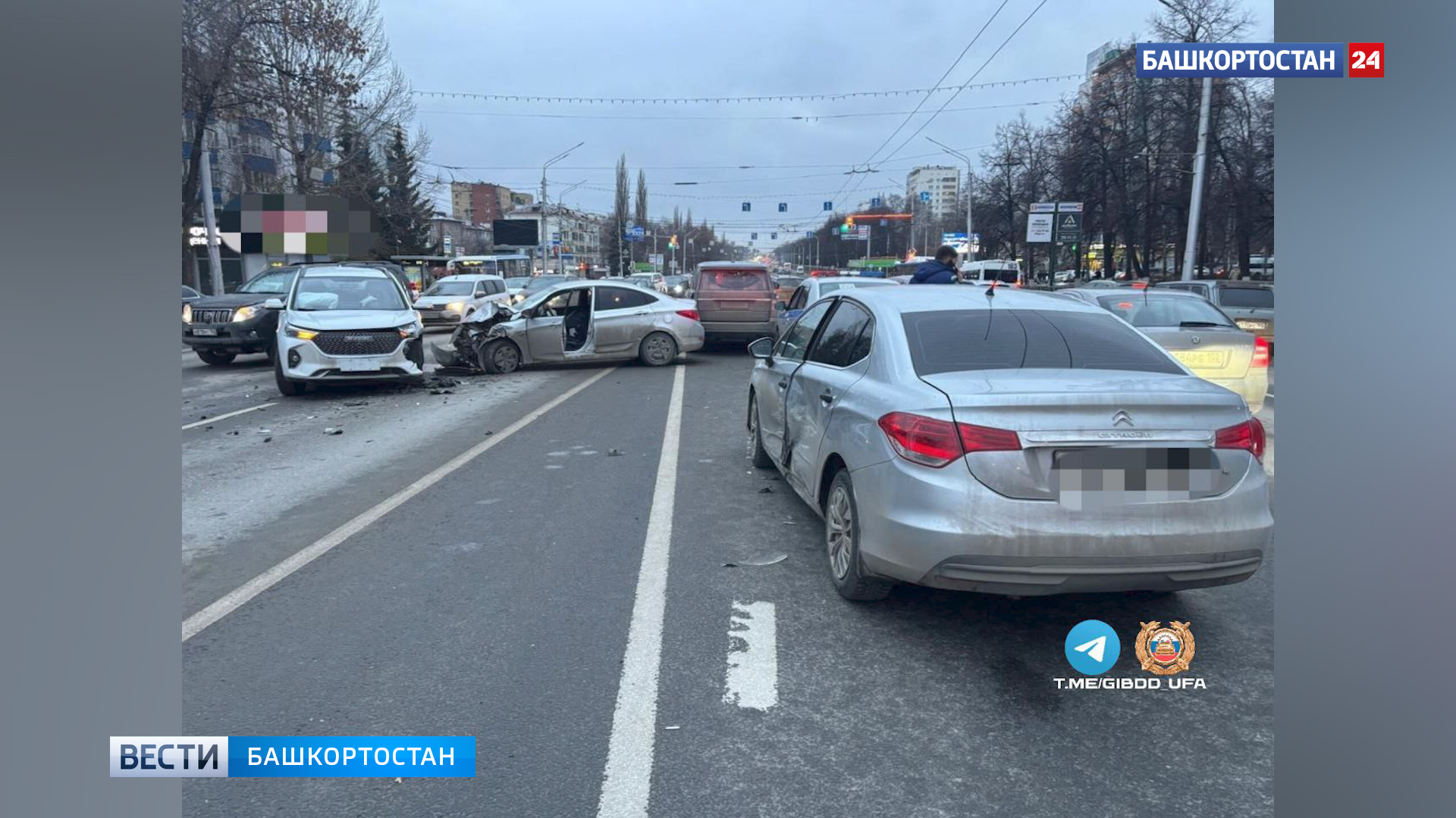 В Уфе в массовом ДТП на проспекте Октября пострадали два водителя | 2