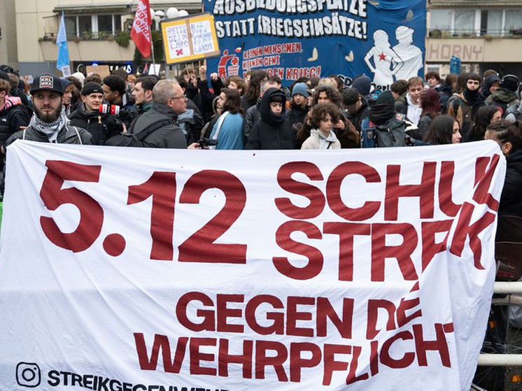 Германия — Бундестаг голосует — школьники выходят на улицы