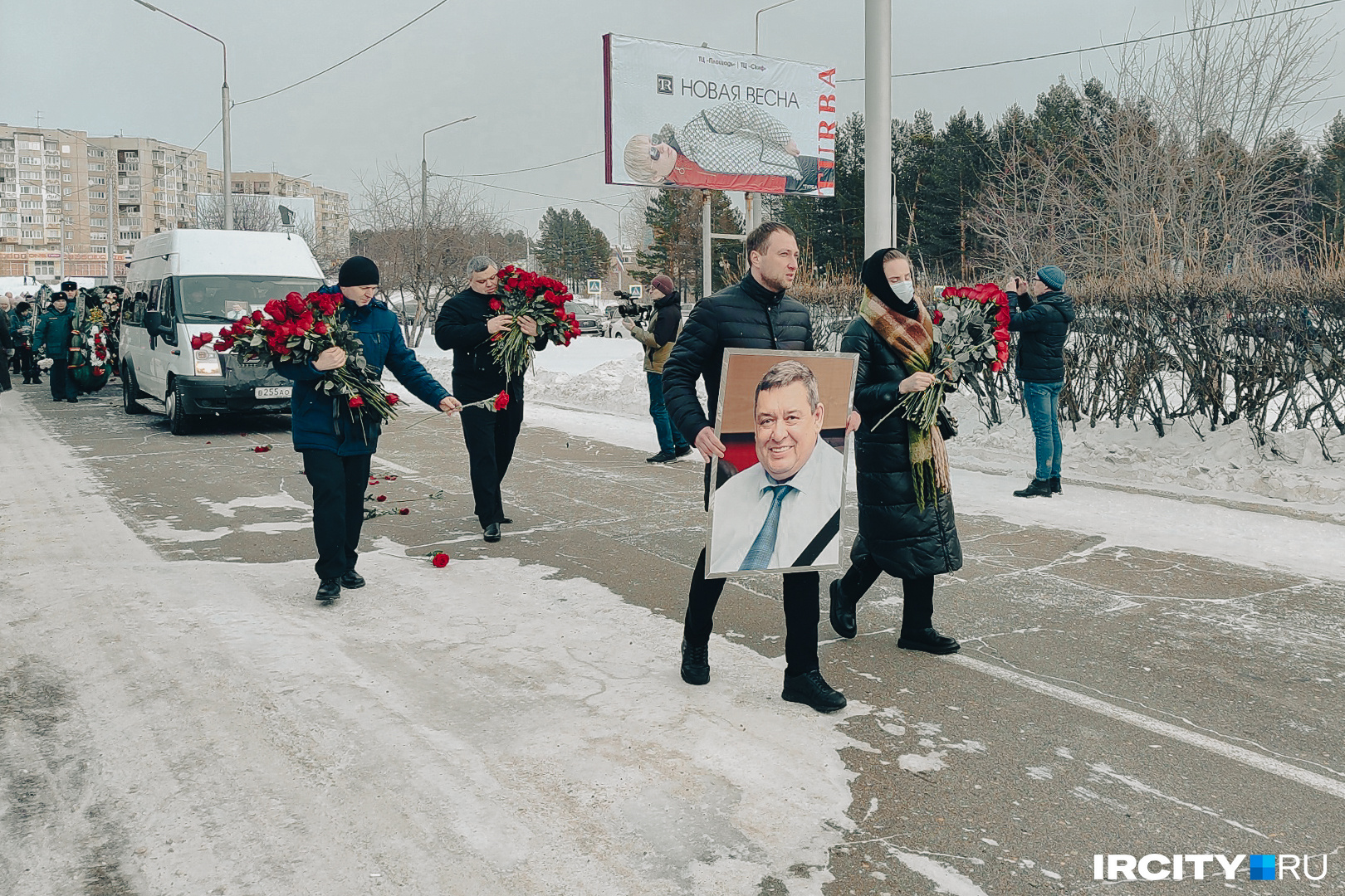 Глава думы Саянска Евгений Каплин несет портрет Олега Боровского, прощание с которым прошло 1 марта