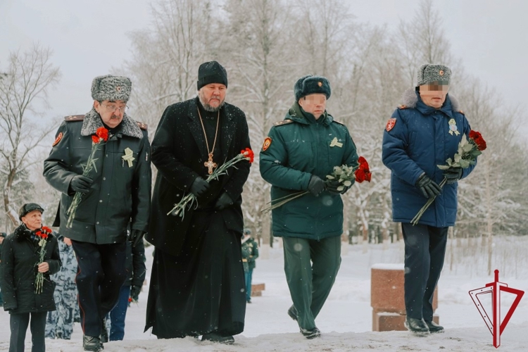 На Невском пятачке сотрудники и военнослужащие Росгвардии почтили память павших защитников Ленинграда