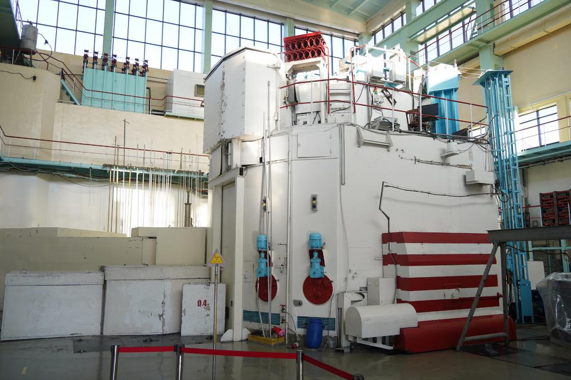 Исследовательский реактор. Исследовательский ядерный реактор томск. Высокопоточный реактор пик. Ядерный реактор токамак. Исследовательский реактор.