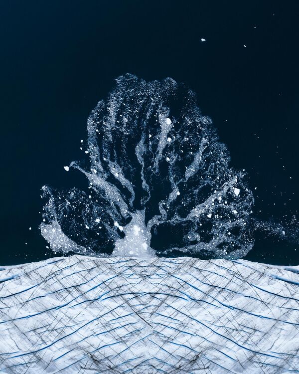 "Дерево льда" Камень Талор, США. Аэрофотоснимок ледникового откола, открывающий неожиданный органический рисунок в воде. - Sputnik Абхазия