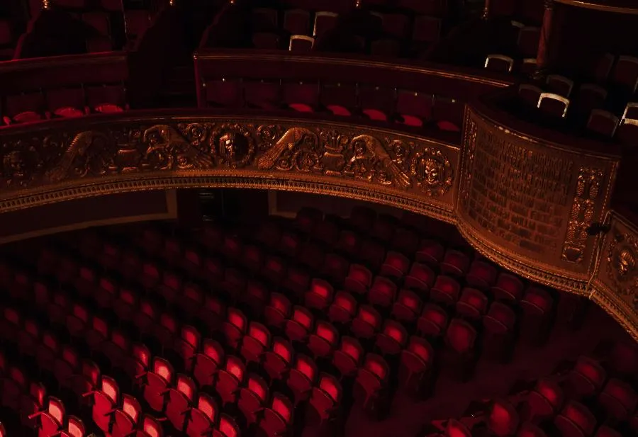 Знакомая незнакомая классика. В ТЮЗе состоялись гастроли Московского театра «У Никитских ворот» | ФОТО Luis Gherasim on Unsplash