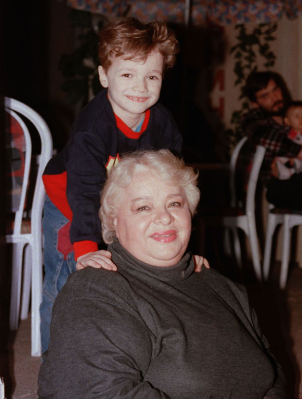Наталья Крачковская со своим внуком, 1997 год