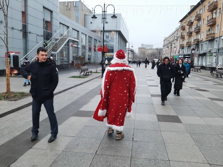 Фотофакт: в Саратове на работу вышел первый Дед Мороз