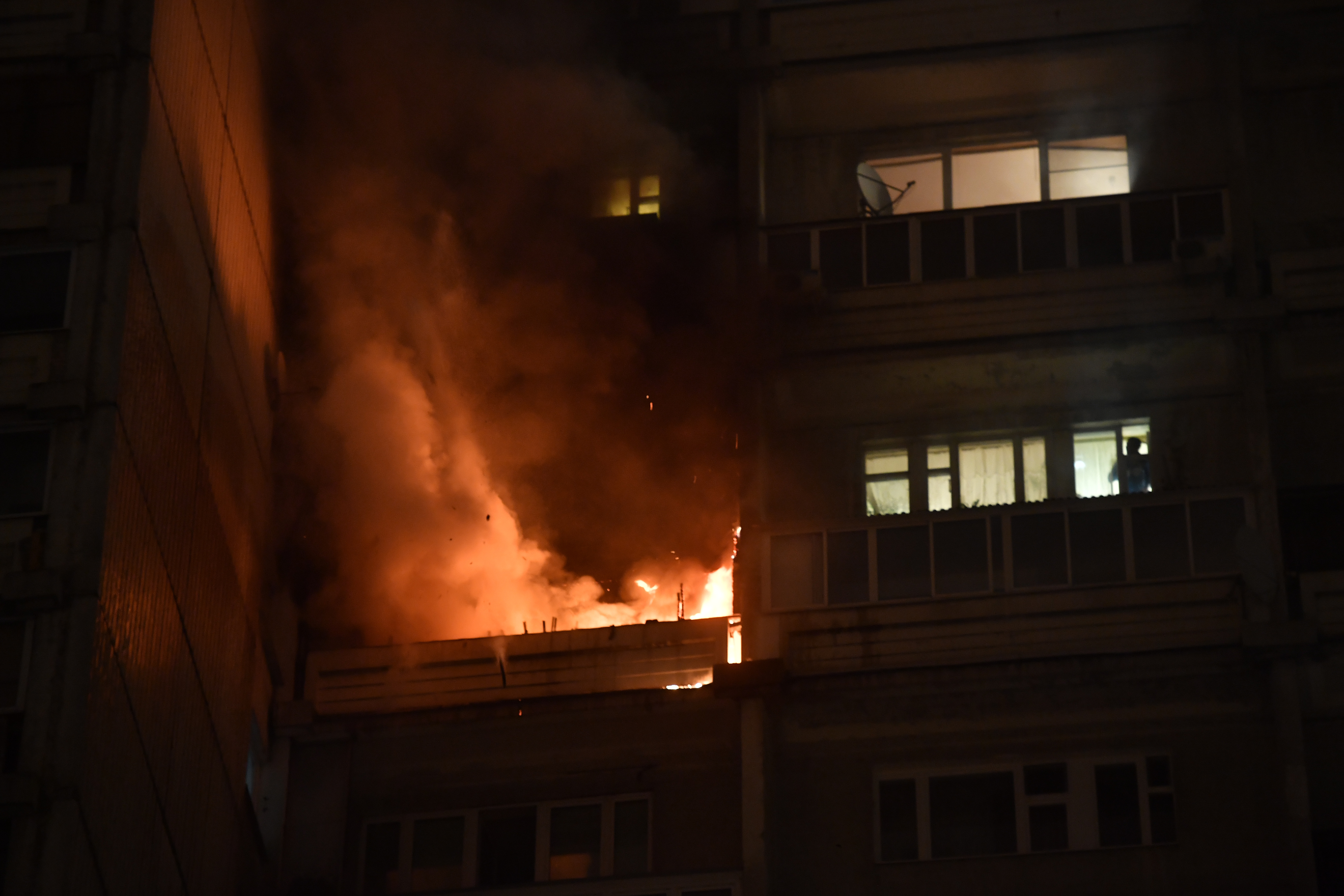 Пожар грибоедова. Пожары в жилых домах. Пожар в квартире. Горящий многоэтажный дом. Огонь в квартире.