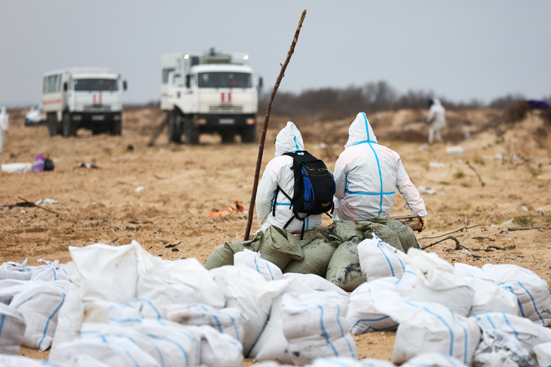 Волонтеры во время уборки разлитого мазута на пляже. 15 декабря 2024 года в Керченском проливе потерпели крушение танкеры «Волгонефть-212» и «Волгонефть-239», перевозившие более 9 тыс. тонн мазута, часть топлива попала в воду