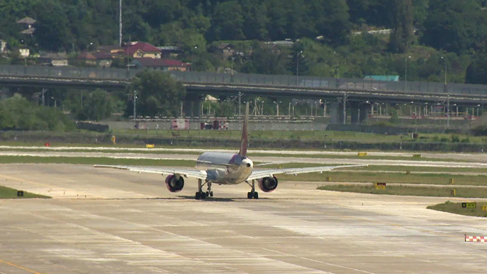 сочи и адлер. самолет минеральные воды. ямал самолеты авиакомпании. аэропорт сочи фото. тюмень вид из самолета.